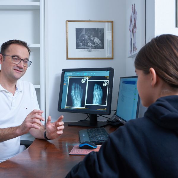 Praxis für Orthopaedie und Unfallchirurgie Dr. Weinzierl Praxis Sprechzimmer Besprechung Röntgenbild